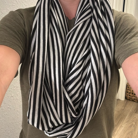 Black and white striped infinity scarf - Picture 9 of 10